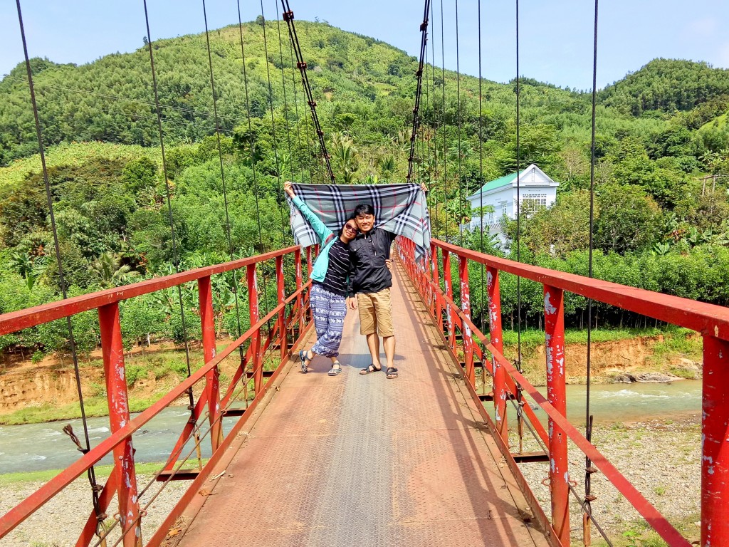 Một cặp trai gái cùng nhau đi cầu ..... treo =))))